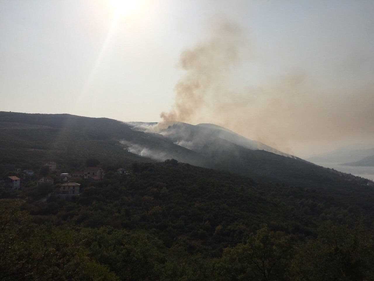 Tivat: ,,Podzemne“ požare može ugasiti samo dobra kiša Tivat: ,,Podzemne“ požare može ugasiti samo dobra kiša