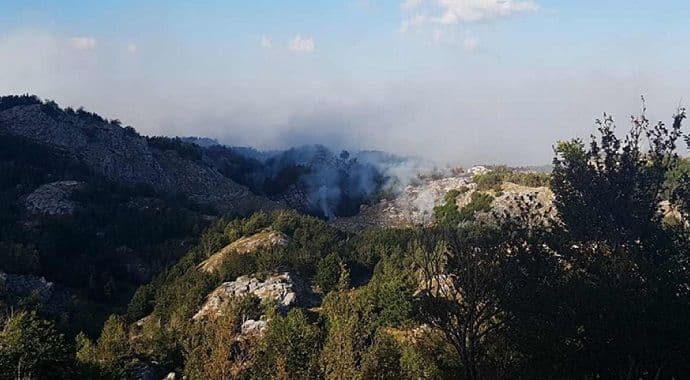 Požar na Lovćenu: Situacija kritična, granama brane domove (Video) Požar na Lovćenu: Situacija kritična, granama brane domove (Video)