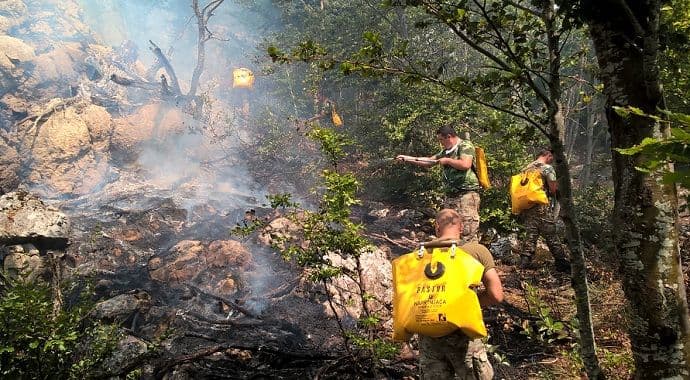 Pripadnici Vojske Crne Gore učestvuju u gašenju požara na Lovćenu Pripadnici Vojske Crne Gore učestvuju u gašenju požara na Lovćenu
