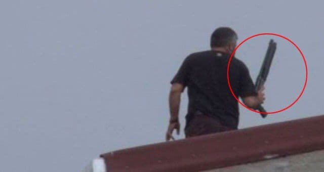 PUCNJAVA U ISTANBULU: Muškarac rešeta ljude i kola sa vrha zgrade PUCNJAVA U ISTANBULU: Muškarac rešeta ljude i kola sa vrha zgrade