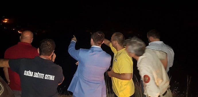 Na Cetinju kritično, vatra blizu kuća, pozlilo komandiru! Na Cetinju kritično, vatra blizu kuća, pozlilo komandiru!