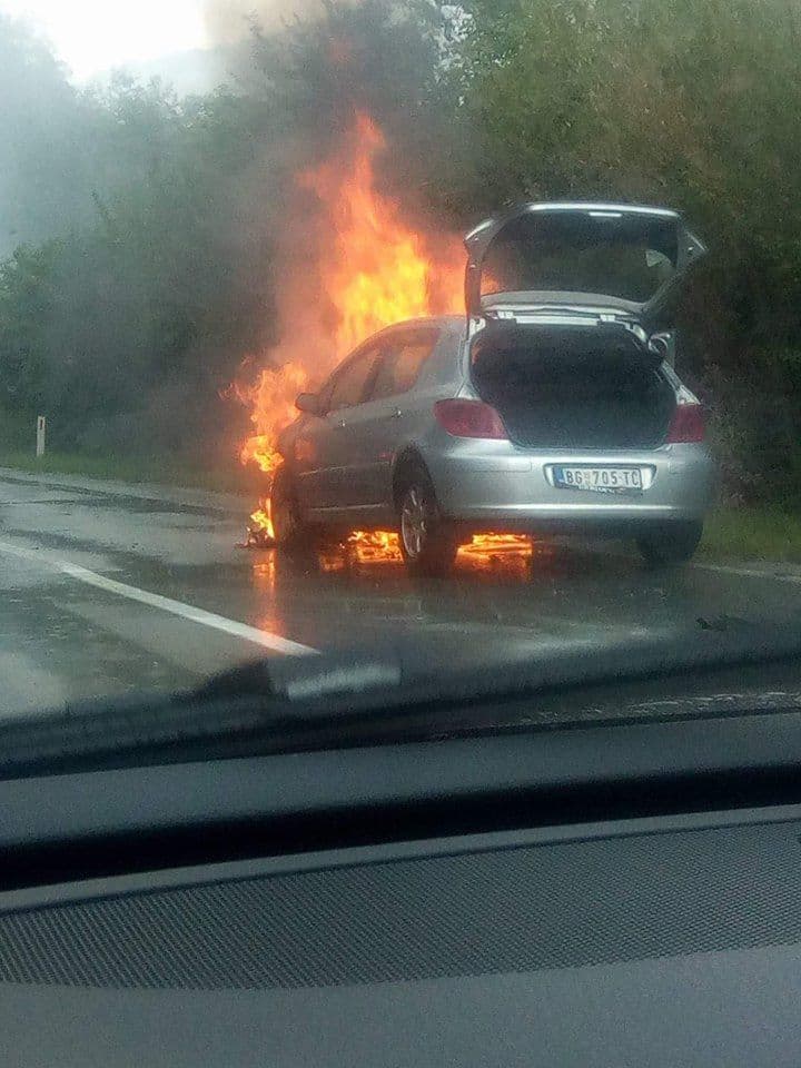 Izgorio automobil Izgorio automobil