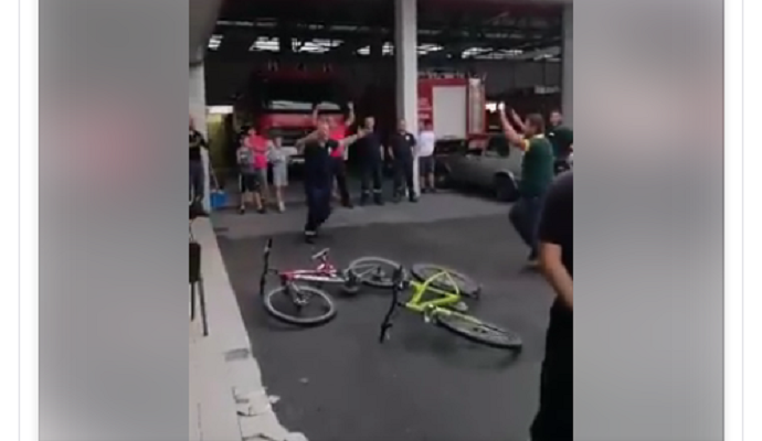 VIDEO: Cetinjski vatrogasci slave pobjedu nad vatrom uz crnogorsko kolo VIDEO: Cetinjski vatrogasci slave pobjedu nad vatrom uz crnogorsko kolo