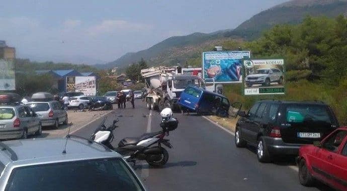 Teška saobraćajna nezgoda, povrijeđeno više osoba (Foto) Teška saobraćajna nezgoda, povrijeđeno više osoba (Foto)
