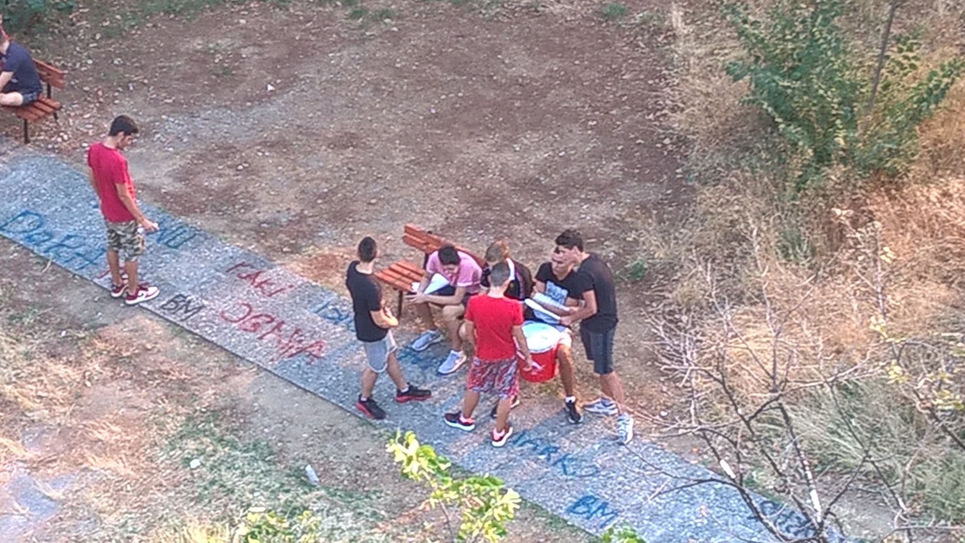 Pogledajte kako se pripremaju i podižu atmosferu mladi navijači preko Morače Pogledajte kako se pripremaju i podižu atmosferu mladi navijači preko Morače