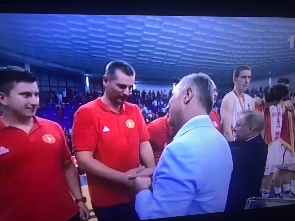 Đukanović uručuje medalje našim košarkašima (VIDEO) Đukanović uručuje medalje našim košarkašima (VIDEO)