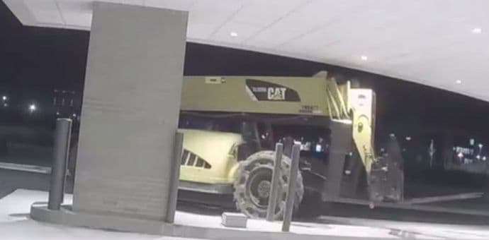 Ako već ne može drugačije: Bankomat ukrali viljuškarom Ako već ne može drugačije: Bankomat ukrali viljuškarom