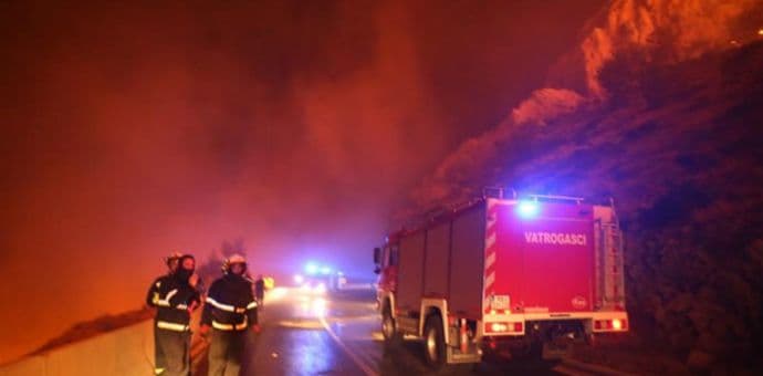 Dalmacija u plamenu, zatvoren dio Jadranske magistrale Dalmacija u plamenu, zatvoren dio Jadranske magistrale