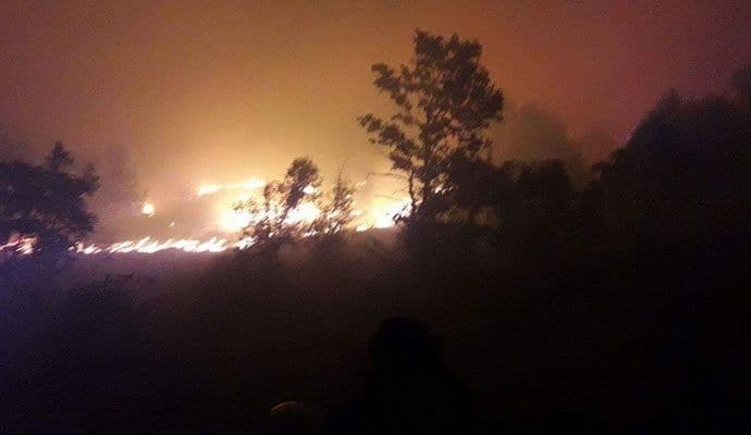 Požar i dalje bukti na Vukotici, ugroženo oko 40 vikendica! Požar i dalje bukti na Vukotici, ugroženo oko 40 vikendica!