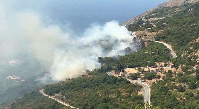Veliki požar iznad Petrovca, ponovo gori na Luštici (Foto) Veliki požar iznad Petrovca, ponovo gori na Luštici (Foto)