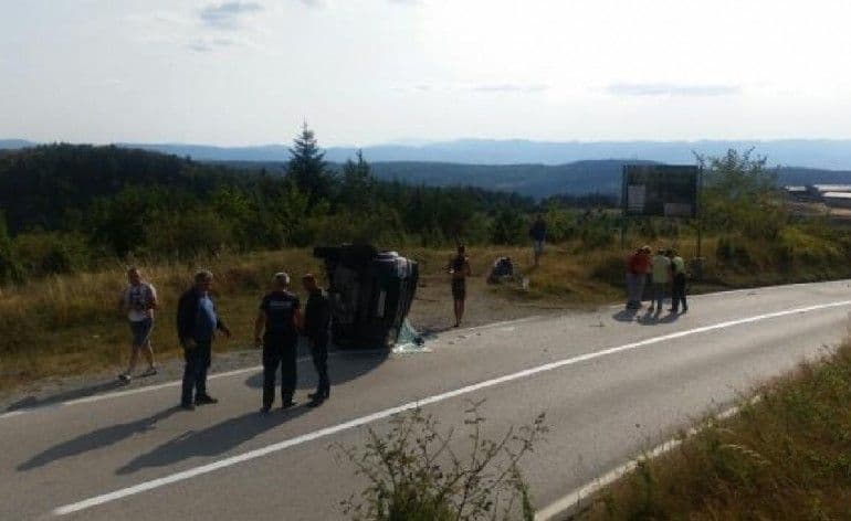 Prevrnuo se automobil u kojem se nalazila četvoročlana porodica Prevrnuo se automobil u kojem se nalazila četvoročlana porodica