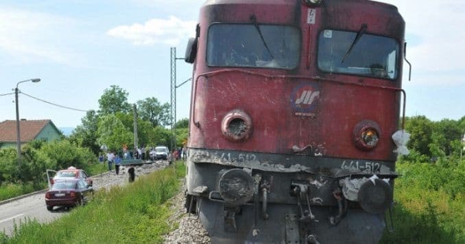 Stravična nesreća u Srbiji: Držali se za ruke i skočili pod voz Stravična nesreća u Srbiji: Držali se za ruke i skočili pod voz