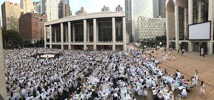 "Večeru u bijelom" u Njujorku posjetilo 45.000 ljudi "Večeru u bijelom" u Njujorku posjetilo 45.000 ljudi