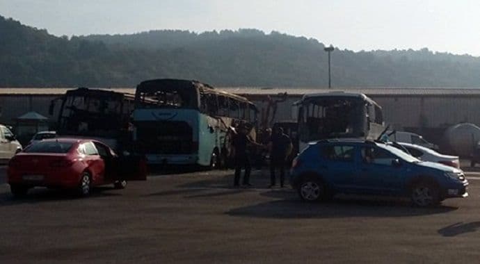 Nikšić: Izgorjela tri autobusa i kombi Nikšić: Izgorjela tri autobusa i kombi