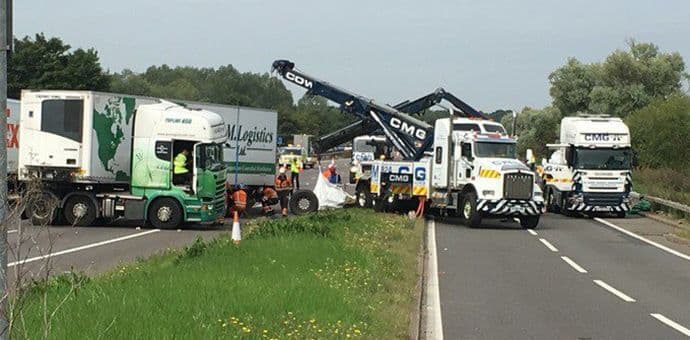 Osam žrtava sudara dva kamiona i minibusa Osam žrtava sudara dva kamiona i minibusa