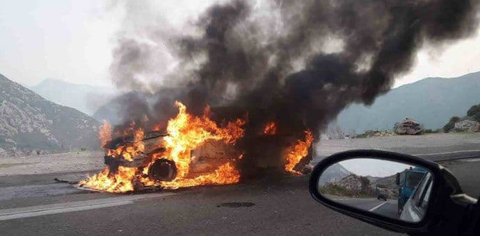 Izgorio automobil na putu Risan - Nikšić Izgorio automobil na putu Risan - Nikšić