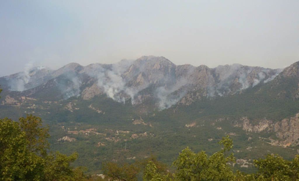 Gori u Crmnici, Šestanima, Mikulićima, na Sutormanu... Gori u Crmnici, Šestanima, Mikulićima, na Sutormanu...