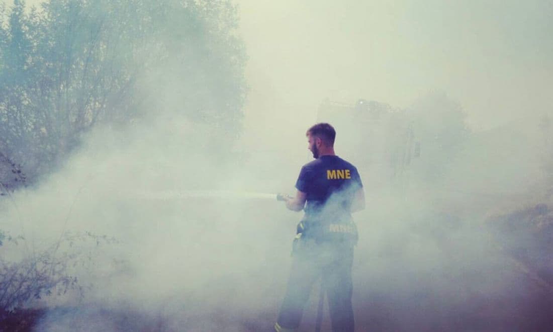 Požar na Lovćenu se širi, u Bati mještani branili kuće Požar na Lovćenu se širi, u Bati mještani branili kuće