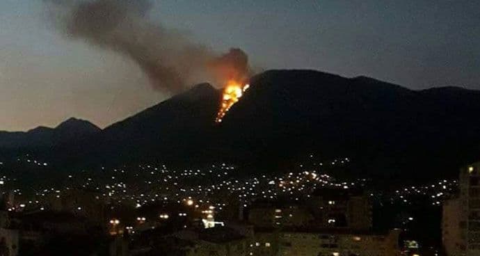 Zapalio vatru da bi ga spasioci locirali, izgorjela jedna kuća Zapalio vatru da bi ga spasioci locirali, izgorjela jedna kuća