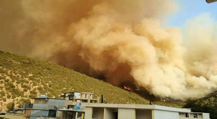 Požar poprimio velike razmjere, Čanj utonuo u dim (Foto) Požar poprimio velike razmjere, Čanj utonuo u dim (Foto)