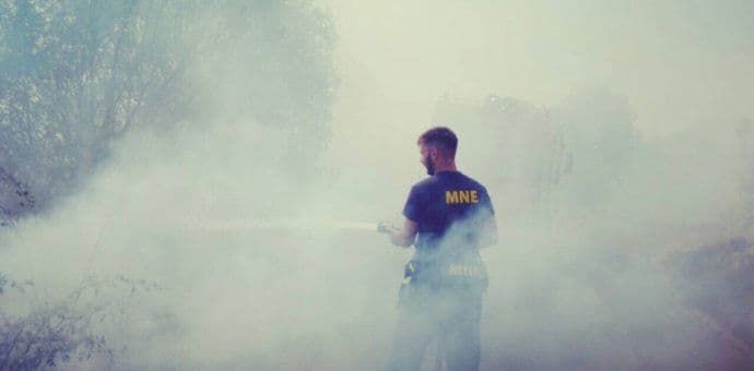 Požar u NP Lovćen: Vatrogasci brane kuće Požar u NP Lovćen: Vatrogasci brane kuće