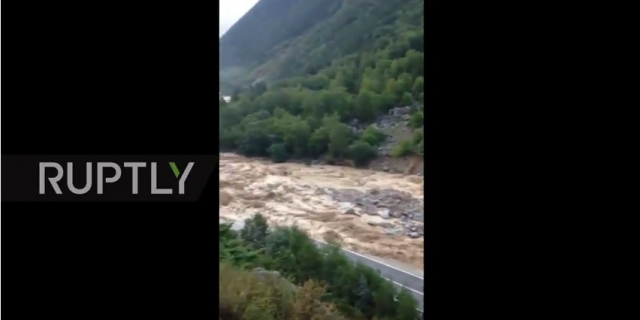 Ogroman odron zbrisao sve, 300 turista zarobljeno (VIDEO) Ogroman odron zbrisao sve, 300 turista zarobljeno (VIDEO)