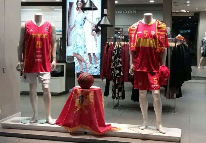 U čast reprezentacija: Zastave i dresovi Crne Gore u izlozima SAMMS - a U čast reprezentacija: Zastave i dresovi Crne Gore u izlozima SAMMS - a