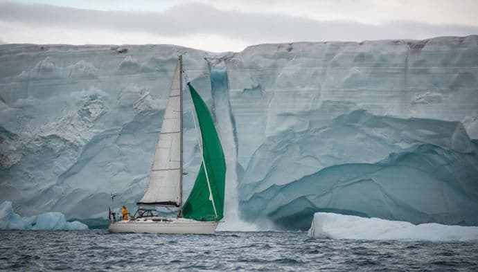 Jedriličar već deset dana zarobljen u ledu Arktika Jedriličar već deset dana zarobljen u ledu Arktika