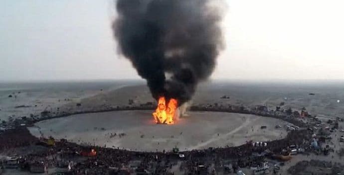 Šok na čuvenom festivalu: Skočio u vatru da bi se ponovo rodio? Šok na čuvenom festivalu: Skočio u vatru da bi se ponovo rodio?