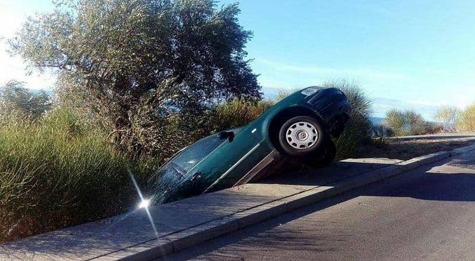 Petrovac: Automobilom sletio sa puta (Foto) Petrovac: Automobilom sletio sa puta (Foto)