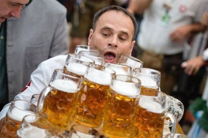 Oboren svjetski rekord u nošenju krigli piva Oboren svjetski rekord u nošenju krigli piva