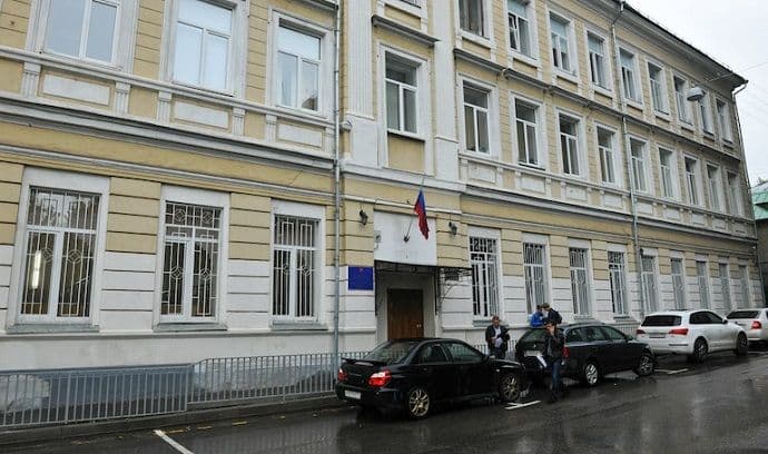 Panika u Moskvi: Učenik uletio u školu i počeo da puca Panika u Moskvi: Učenik uletio u školu i počeo da puca