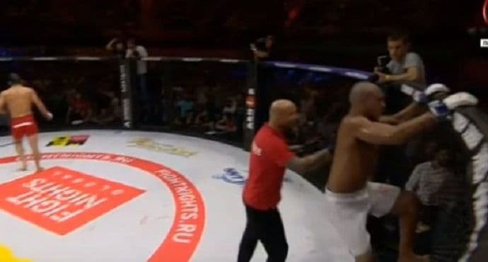 VIDEO: MMA borac pobjegao iz ringa usred borbe VIDEO: MMA borac pobjegao iz ringa usred borbe