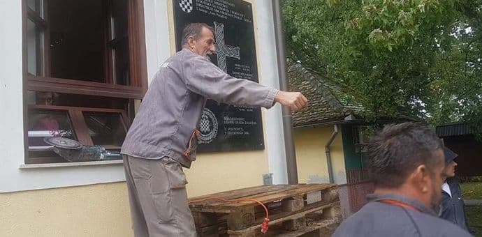 Skinuta tabla "Za dom spremni" u Jasenovcu Skinuta tabla "Za dom spremni" u Jasenovcu