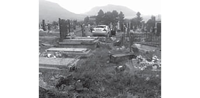 Sa aerodromske piste - u lokalno groblje Sa aerodromske piste - u lokalno groblje