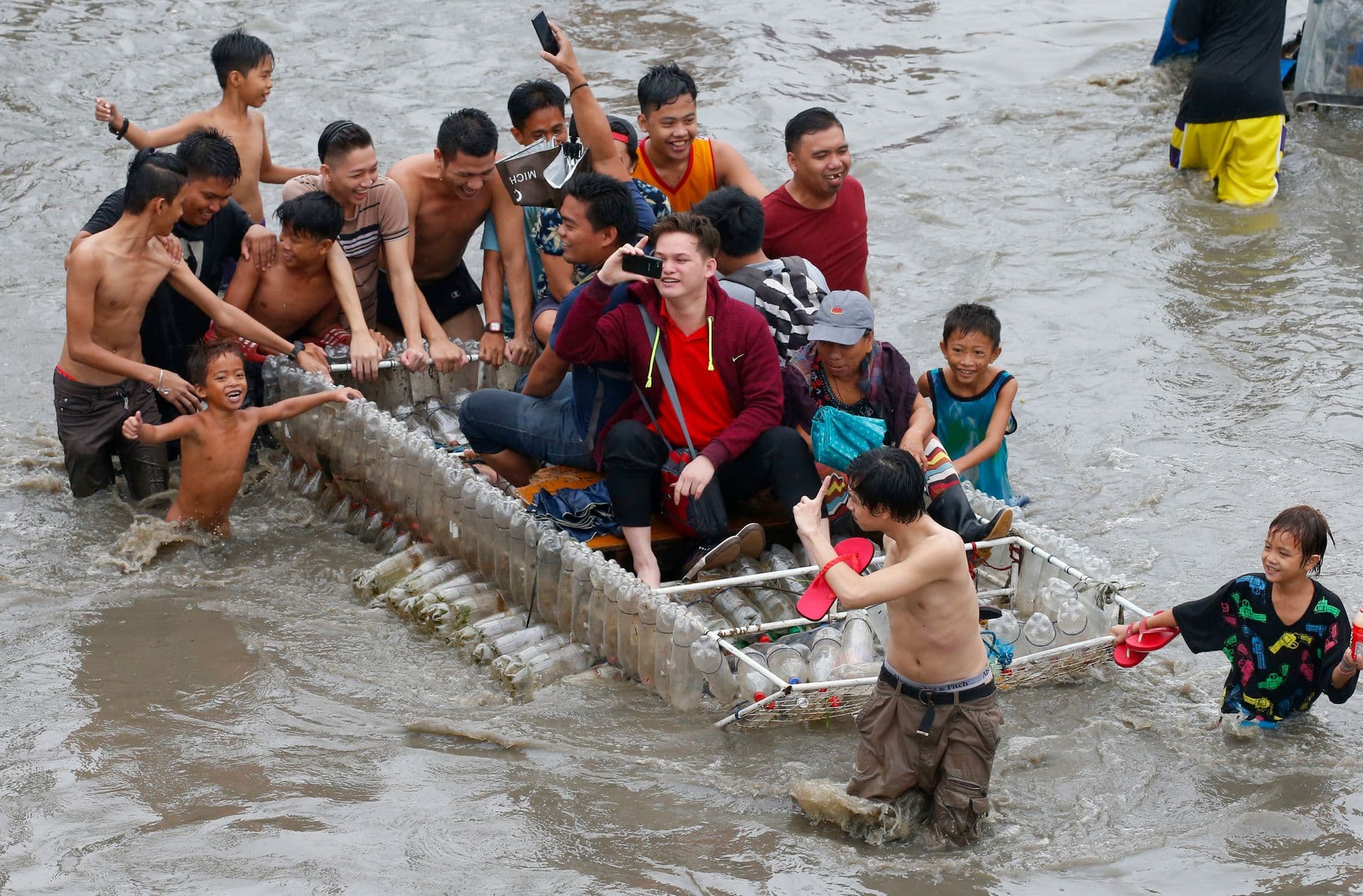 Dvoje mrtvih u klizištu na Filipinima Dvoje mrtvih u klizištu na Filipinima