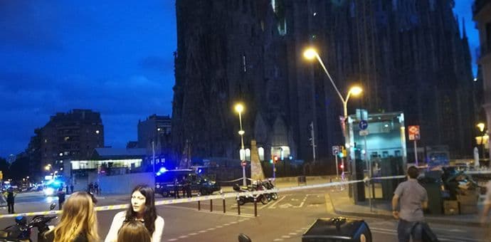 Sagrada familija pod opsadom antiterorističkih jedinica Sagrada familija pod opsadom antiterorističkih jedinica