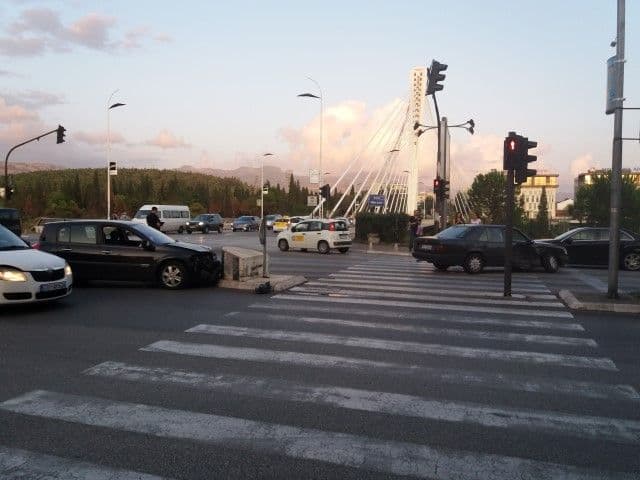 PODGORICA: Udes kod mosta "Milenijum" PODGORICA: Udes kod mosta "Milenijum"