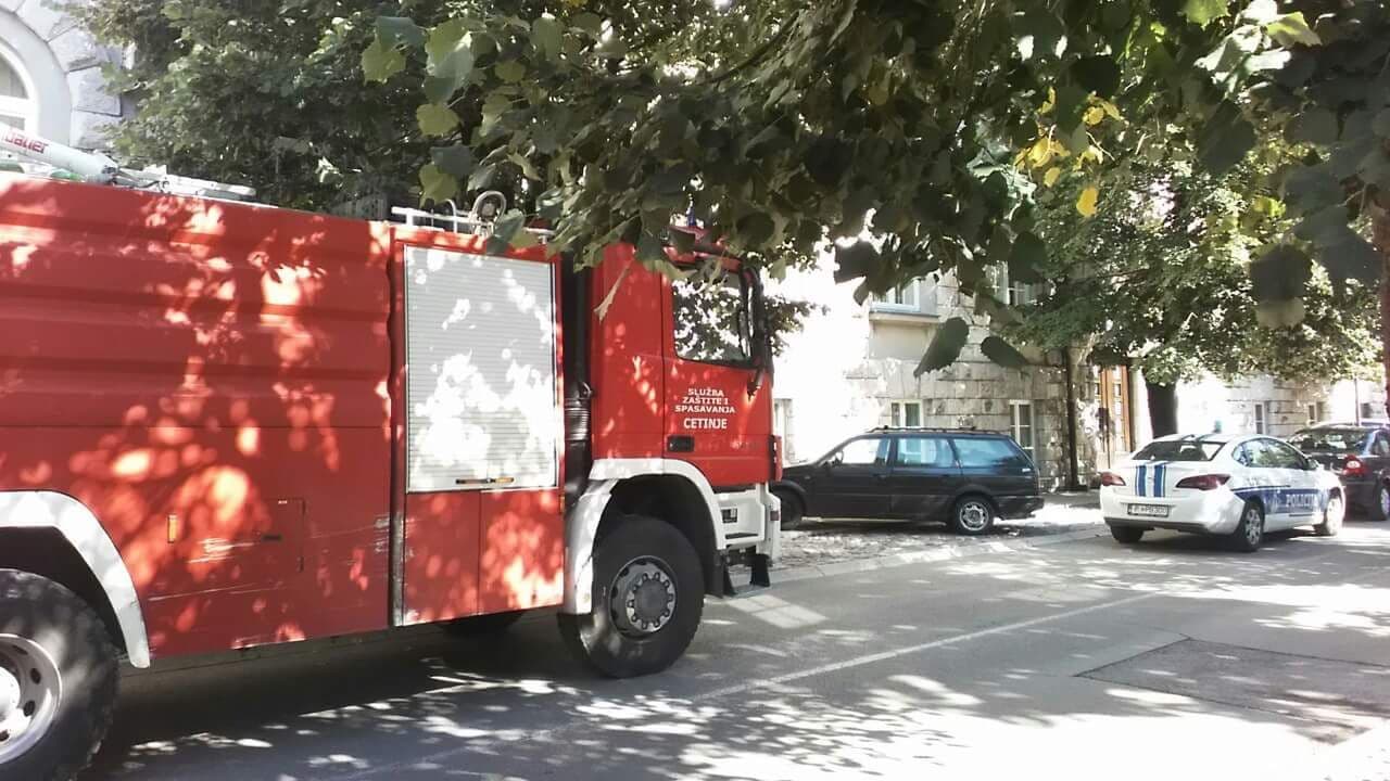 Zbog dojave o bombi evakuisana zgrada cetinjske Opštine Zbog dojave o bombi evakuisana zgrada cetinjske Opštine