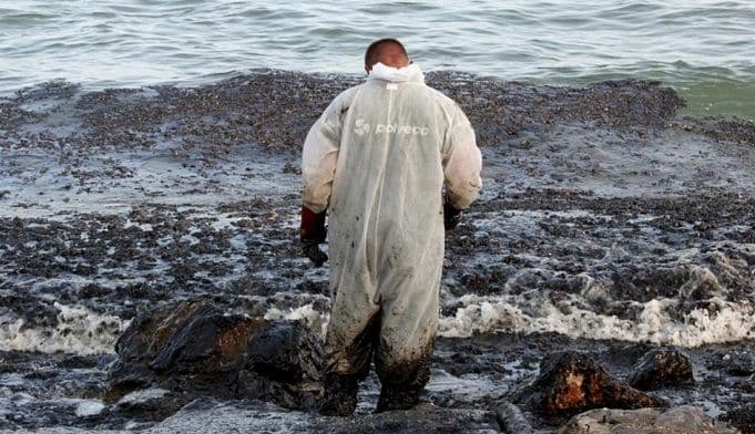 Potonuo tanker s više od 2000 tona nafte (VIDEO) Potonuo tanker s više od 2000 tona nafte (VIDEO)