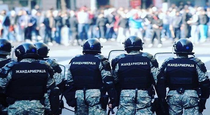 Žandarmerija na ulicama pred Prajd Žandarmerija na ulicama pred Prajd