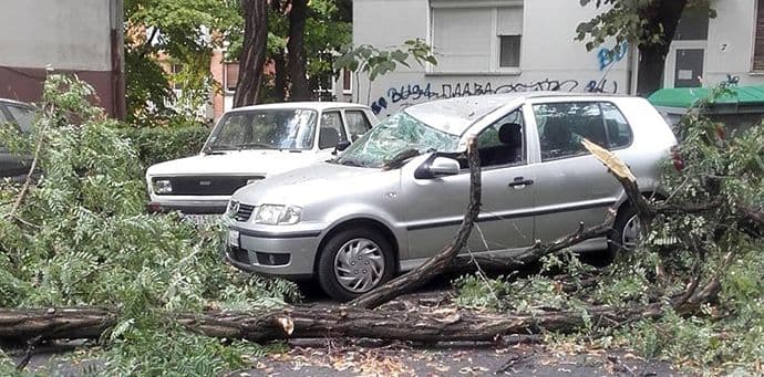 Nevrijeme protutnjalo Srbijom, u Beogradu povrijeđeno više osoba Nevrijeme protutnjalo Srbijom, u Beogradu povrijeđeno više osoba