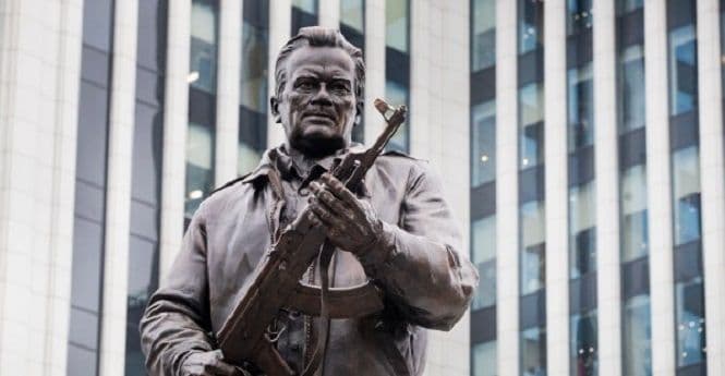 Kalašnjikov dobio veliki spomenik u Moskvi Kalašnjikov dobio veliki spomenik u Moskvi