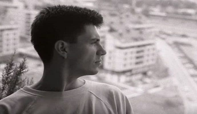 Sjećanje na legendu: Milan Mladenović bi danas napunio 59 godina Sjećanje na legendu: Milan Mladenović bi danas napunio 59 godina