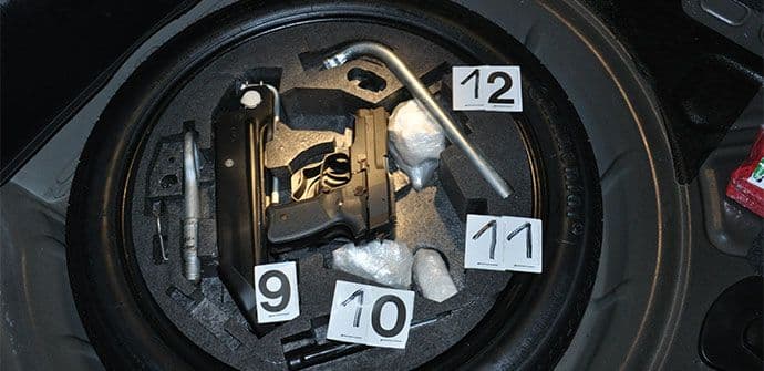 Kod Budvanina policija pronašla pola kilograma kokaina i pištolj Kod Budvanina policija pronašla pola kilograma kokaina i pištolj