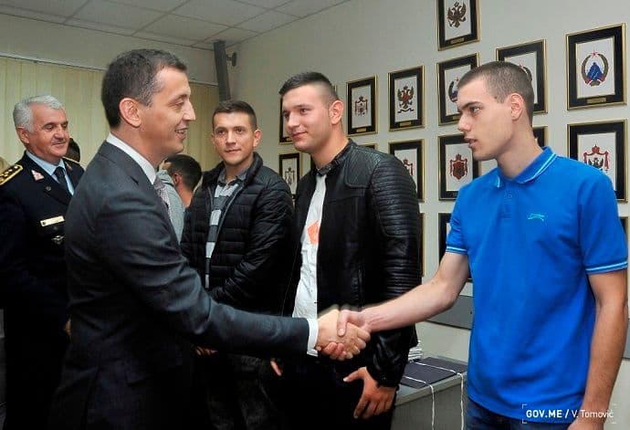 Bošković novim vojnicima po ugovoru: Vojnik državu stavlja ispred ličnog interesa Bošković novim vojnicima po ugovoru: Vojnik državu stavlja ispred ličnog interesa