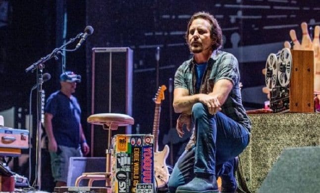 Američki muzičari se klečanjem solidarisali s fudbalerima Američki muzičari se klečanjem solidarisali s fudbalerima