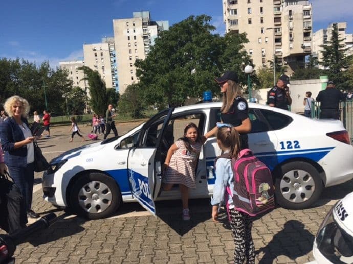 Policijski službenici održali „Prvi čas bezbjednosti saobraćaja" u OŠ „Štampar Makarije" Policijski službenici održali „Prvi čas bezbjednosti saobraćaja" u OŠ „Štampar Makarije"