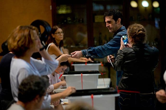 Referendum u Kataloniji: Izlaznost 42,3 odsto, 90 odsto glasova za nezavisnost Referendum u Kataloniji: Izlaznost 42,3 odsto, 90 odsto glasova za nezavisnost