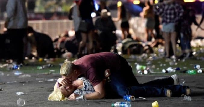 Las Vegas: Ubijen napadač, stradalo 50 ljudi, preko 200 ranjenih (VIDEO) Las Vegas: Ubijen napadač, stradalo 50 ljudi, preko 200 ranjenih (VIDEO)